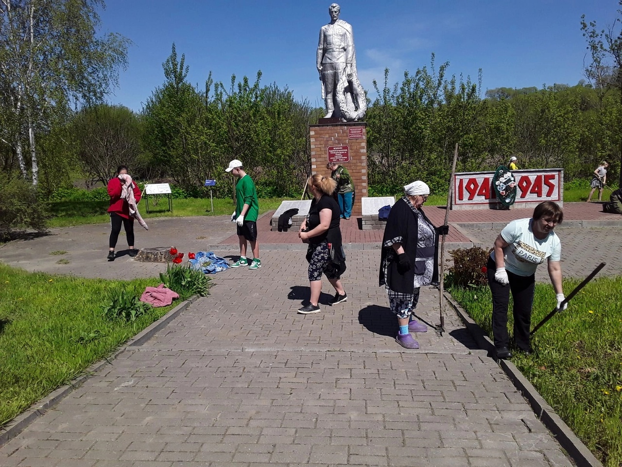 На территории памятника в парковой зоне с.Голофеевка прошел субботник..