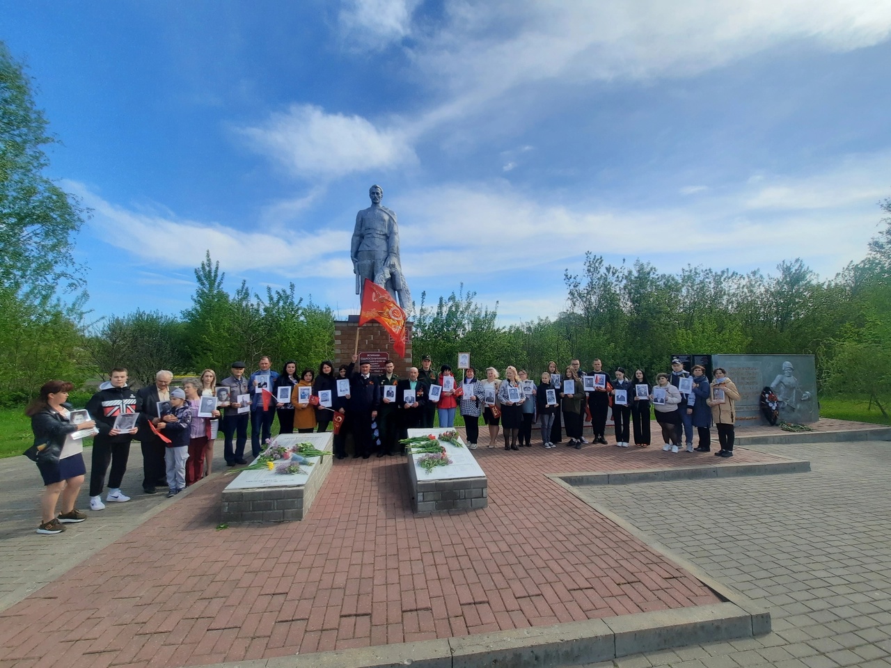 В день Великой Победы в с.Голофеевка прошло возложение цветов к памятнику воинам-односельчанам, погибшим в годы Великой Отечественной войны..