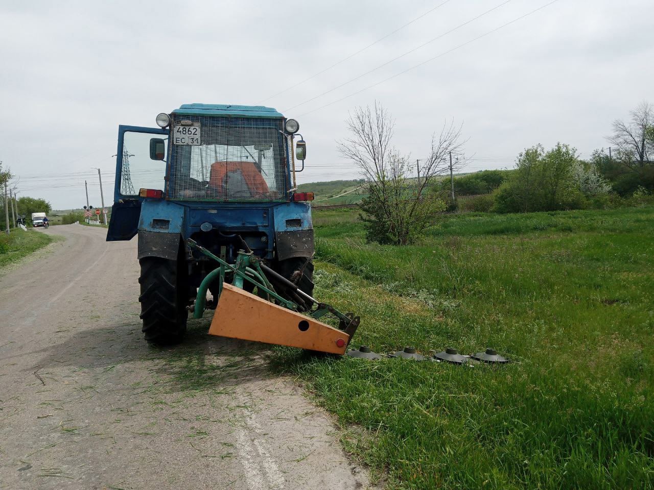 Покос сорной растительности.