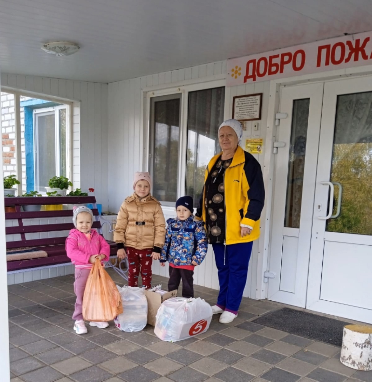 Cамые маленькие жители с.Голофеевка приняли активное участие в экологической акции по сбору макулатуры «БумБатл»..