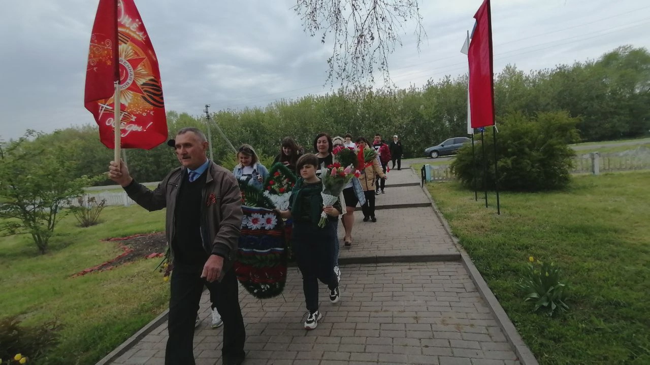 Возложение цветов к памятнику воинам-односельчанам.