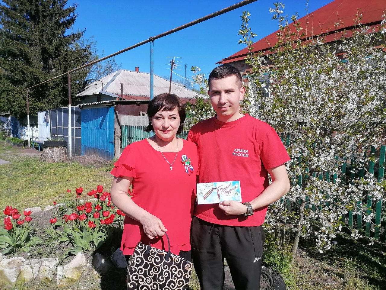 Сегодня с наступающим праздником Великой Победы заместитель главы администрации Т.П.Осадчая поздравила участника СВО С.Д.Грецова..