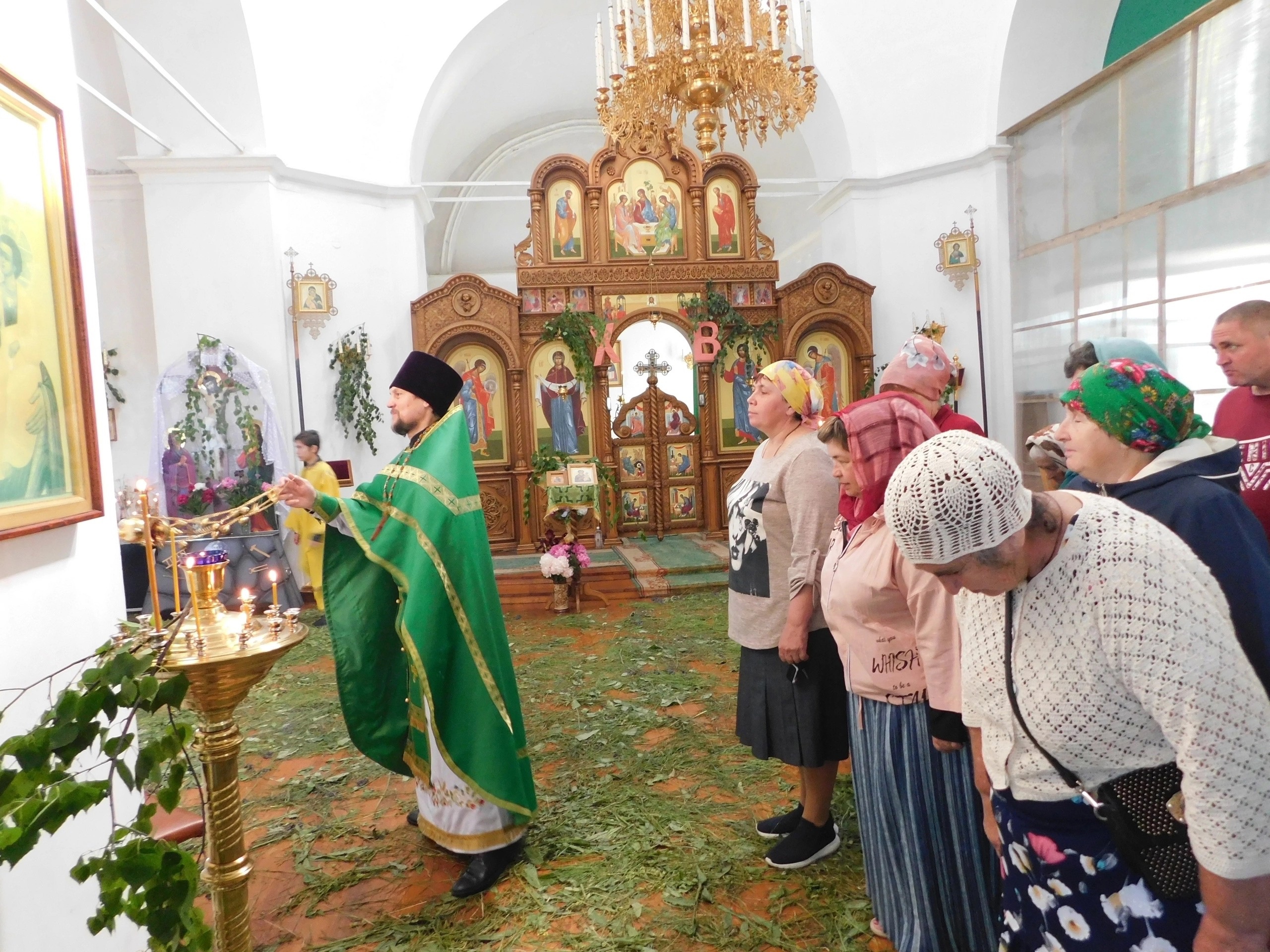 В Храме Святой Троицы с.Голофеевка прошел Праздничный молебен.