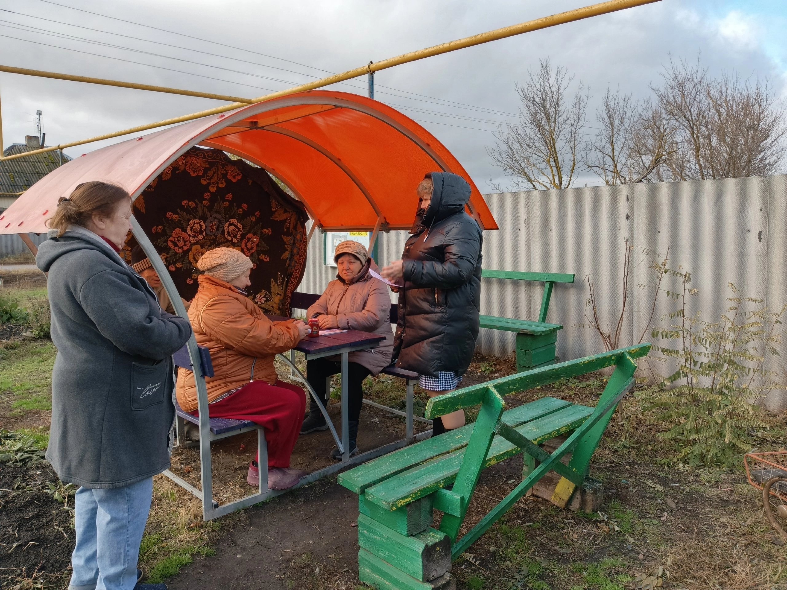 На территории нашего поселения прошла неделя пожарной безопасности в быту, вручили жителям памятки с правилами пожарной безопасности..