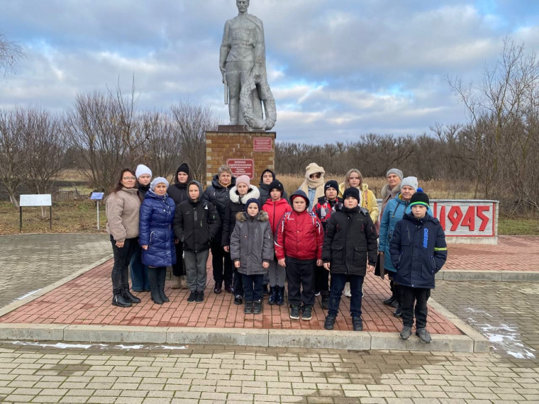 Сегодня, в день Героев Отечества, возложили цветы к памятнику воинам-односельчанам.. Сегодня, в день Героев Отечества, возложили цветы к памятнику воинам-односельчанам..