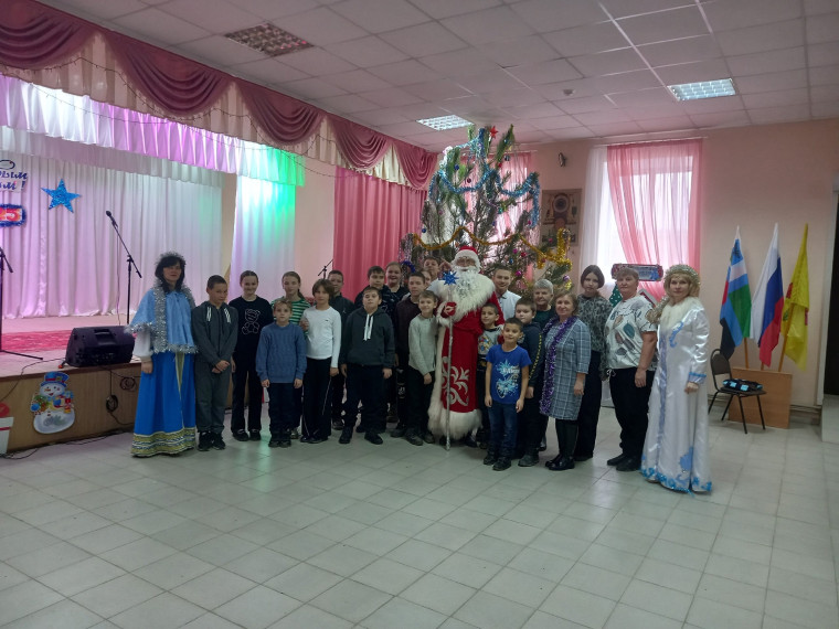 Новый год – самый любимый, добрый, сказочный праздник, который ждут в каждом доме, в каждой семье. Но никто так искренне не ждёт Новогоднего чуда, волшебных превращений и приключений, как дети.. Новый год – самый любимый, добрый, сказочный праздник, который ждут в каждом доме, в каждой семье. Но никто так искренне не ждёт Новогоднего чуда, волшебных превращений и приключений, как дети..